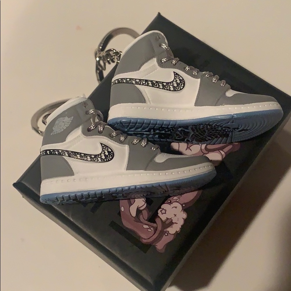 Dior x Air Jordan 1 High Keychains - Picture 3 of 12